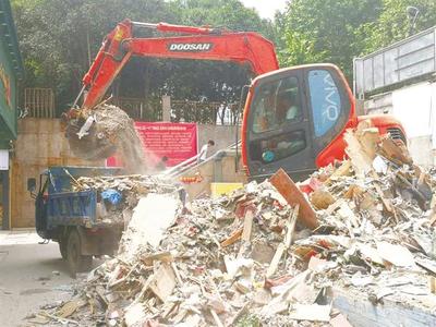 清運“兩違”建筑垃圾 規(guī)范流程與長效治理的重要性